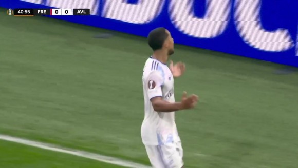 一剑封喉！蒂莱曼斯不停球凌空斩破门！维拉1-0领先弗赖堡！