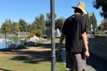 忙里偷闲!杨瀚森社媒晒照 训练之余戴着草帽遛狗